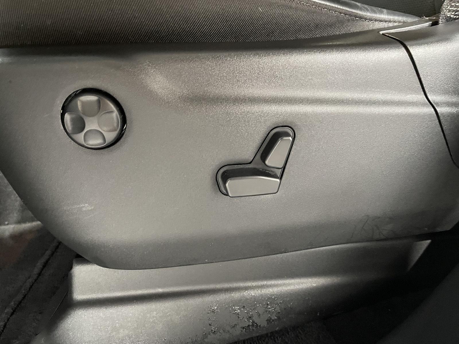 Vehicle photo 21