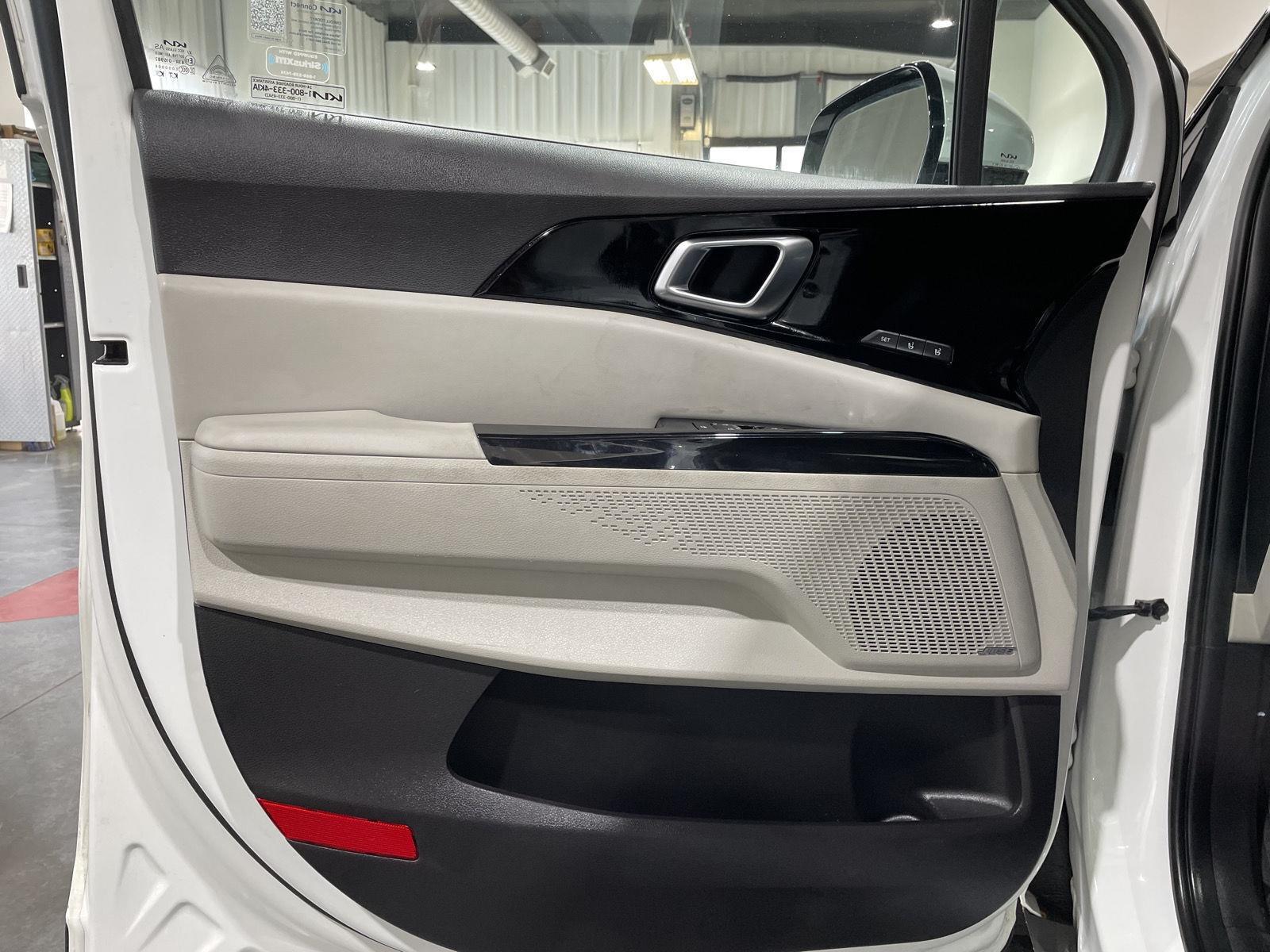 Vehicle photo 12