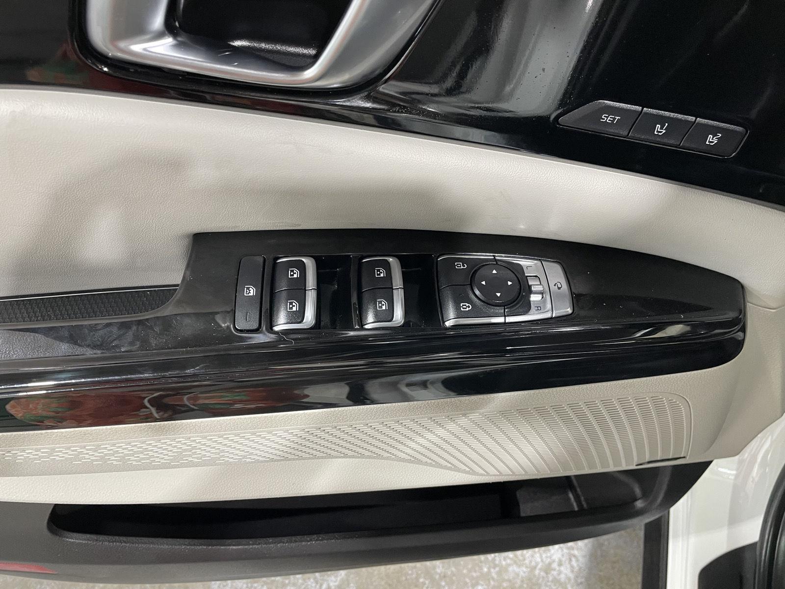 Vehicle photo 15