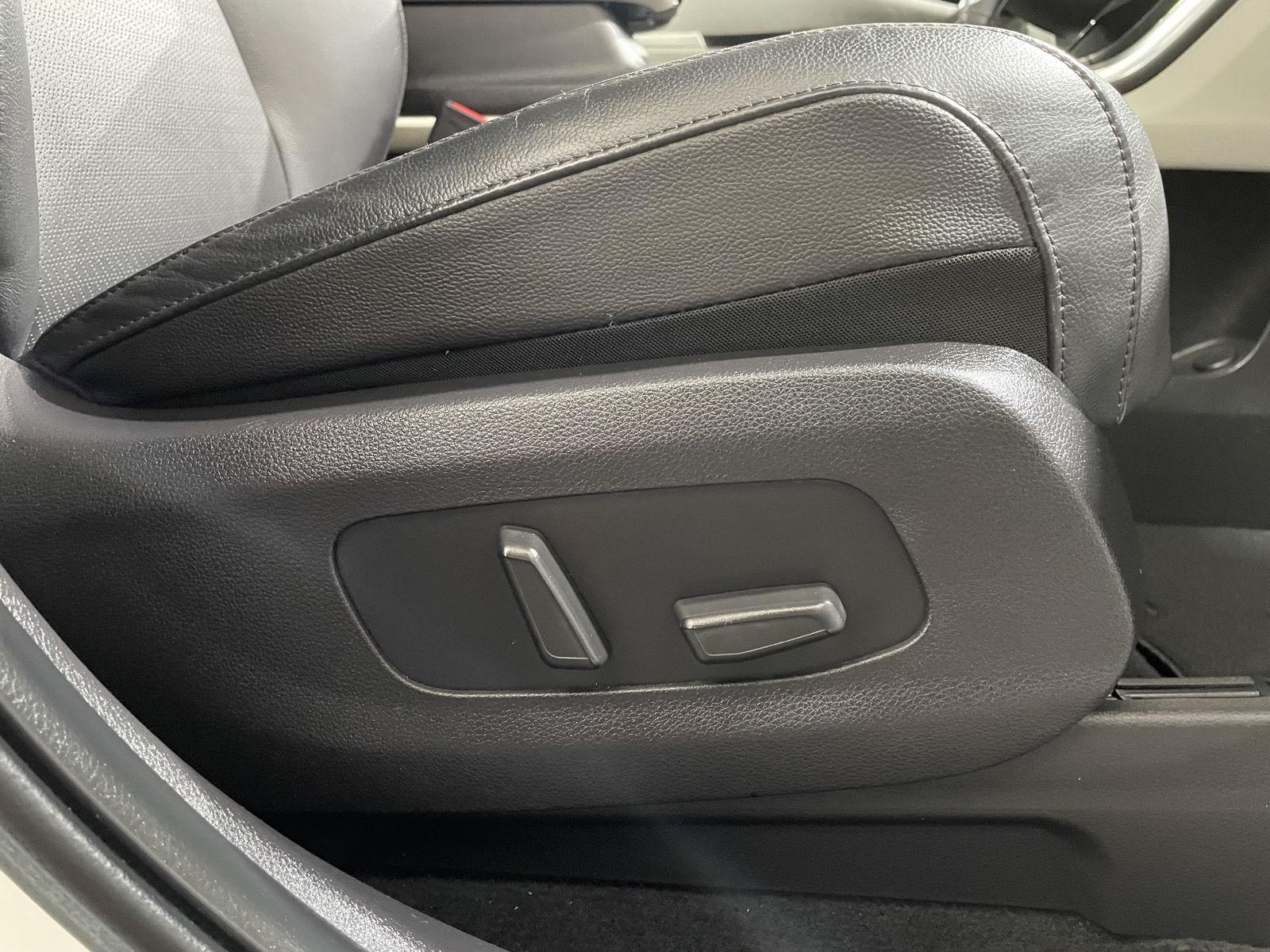 Vehicle photo 23