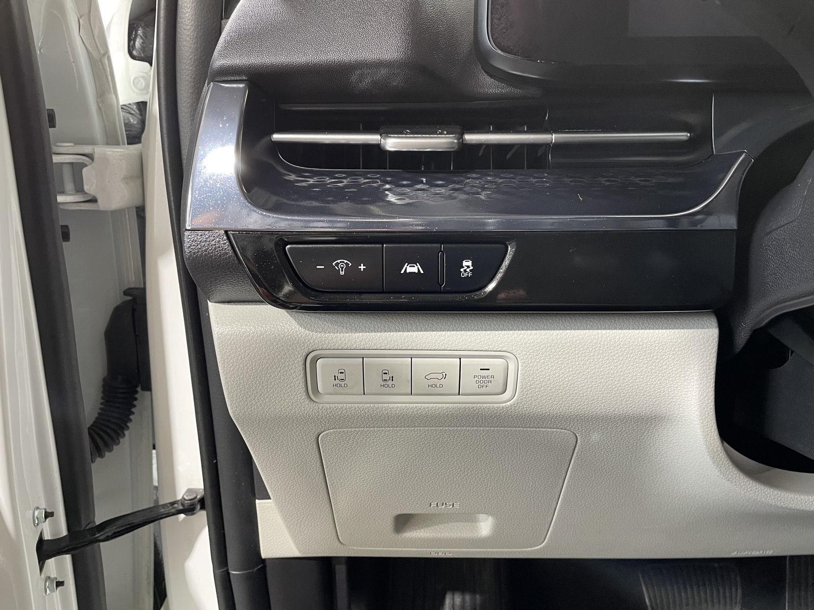 Vehicle photo 33