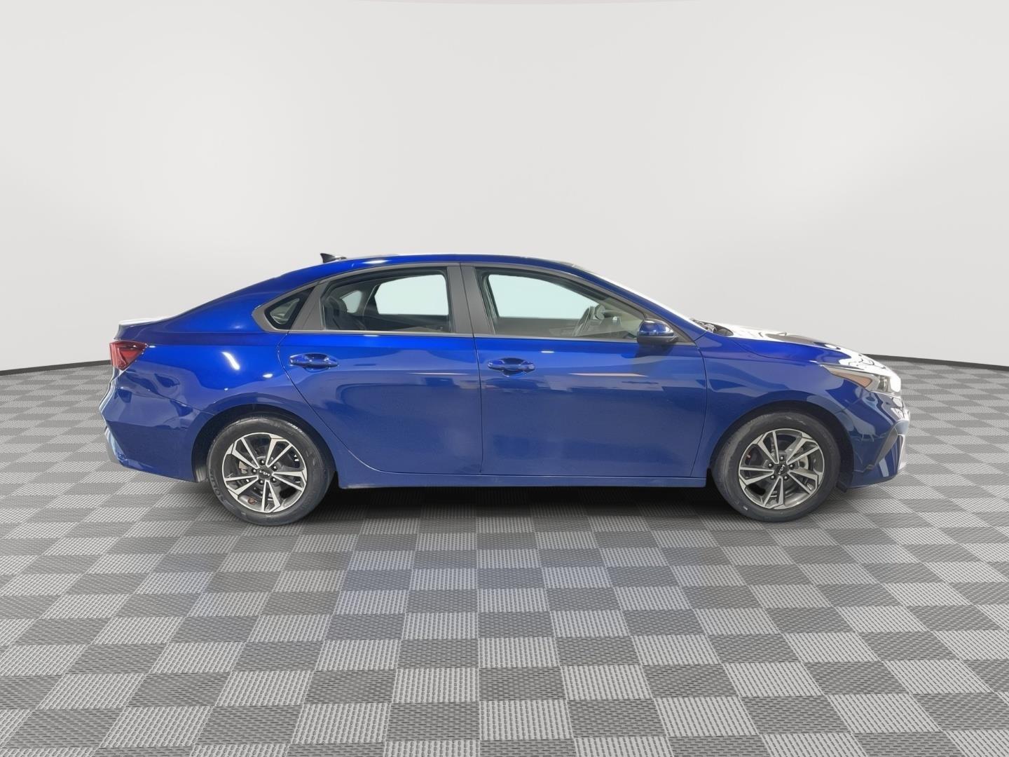 Vehicle photo 6