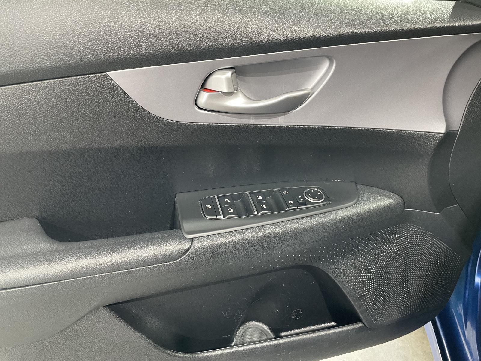 Vehicle photo 17