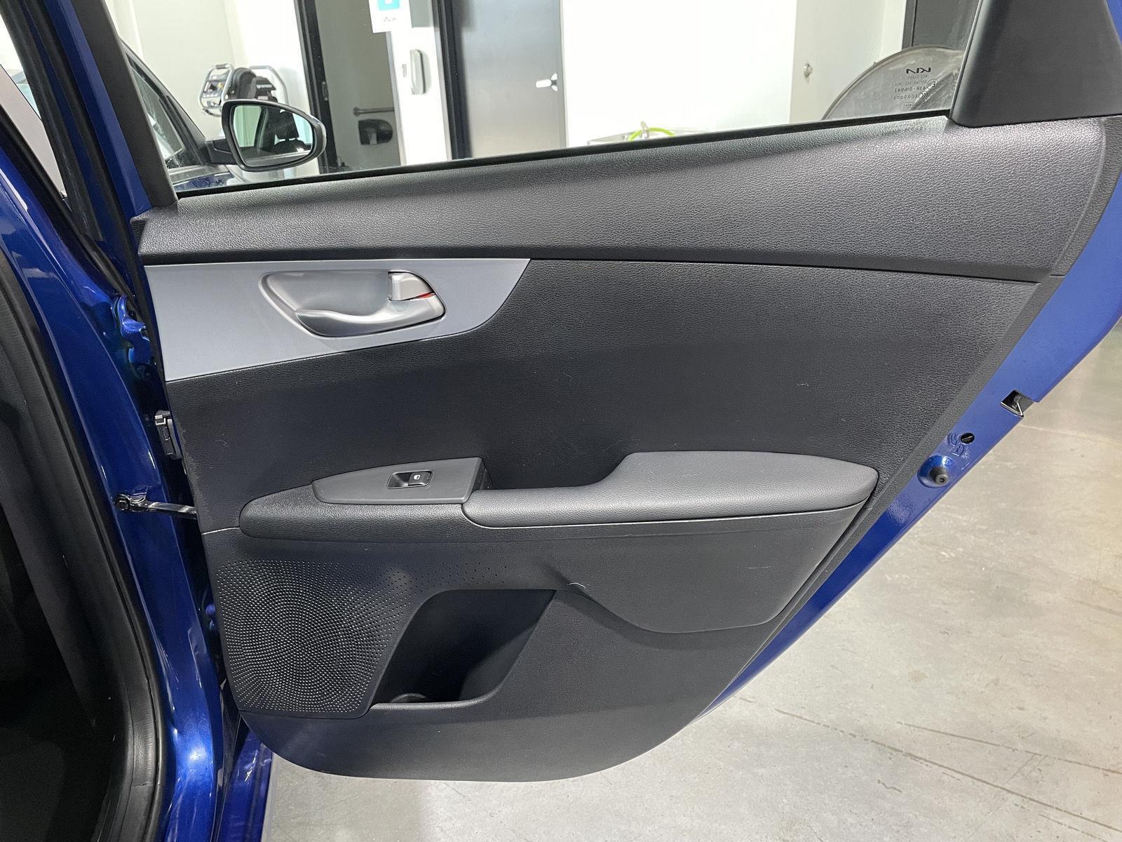 Vehicle photo 24