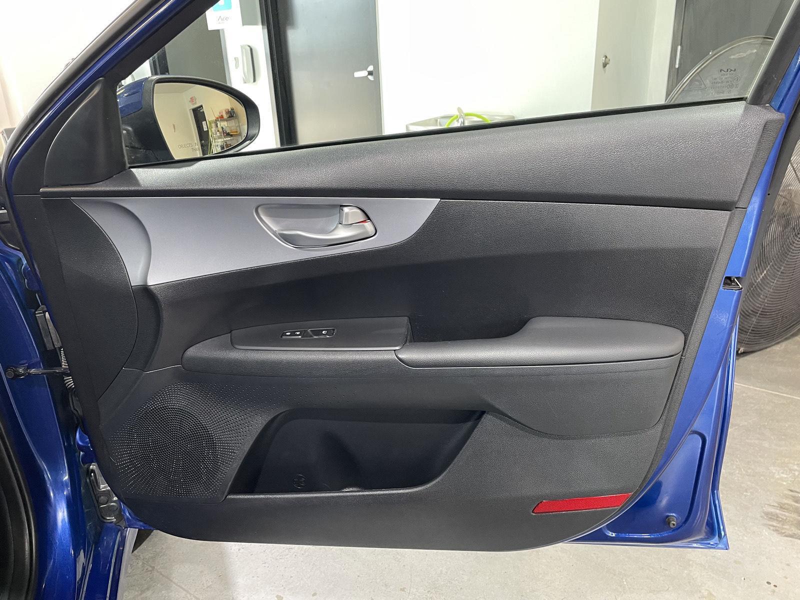 Vehicle photo 26