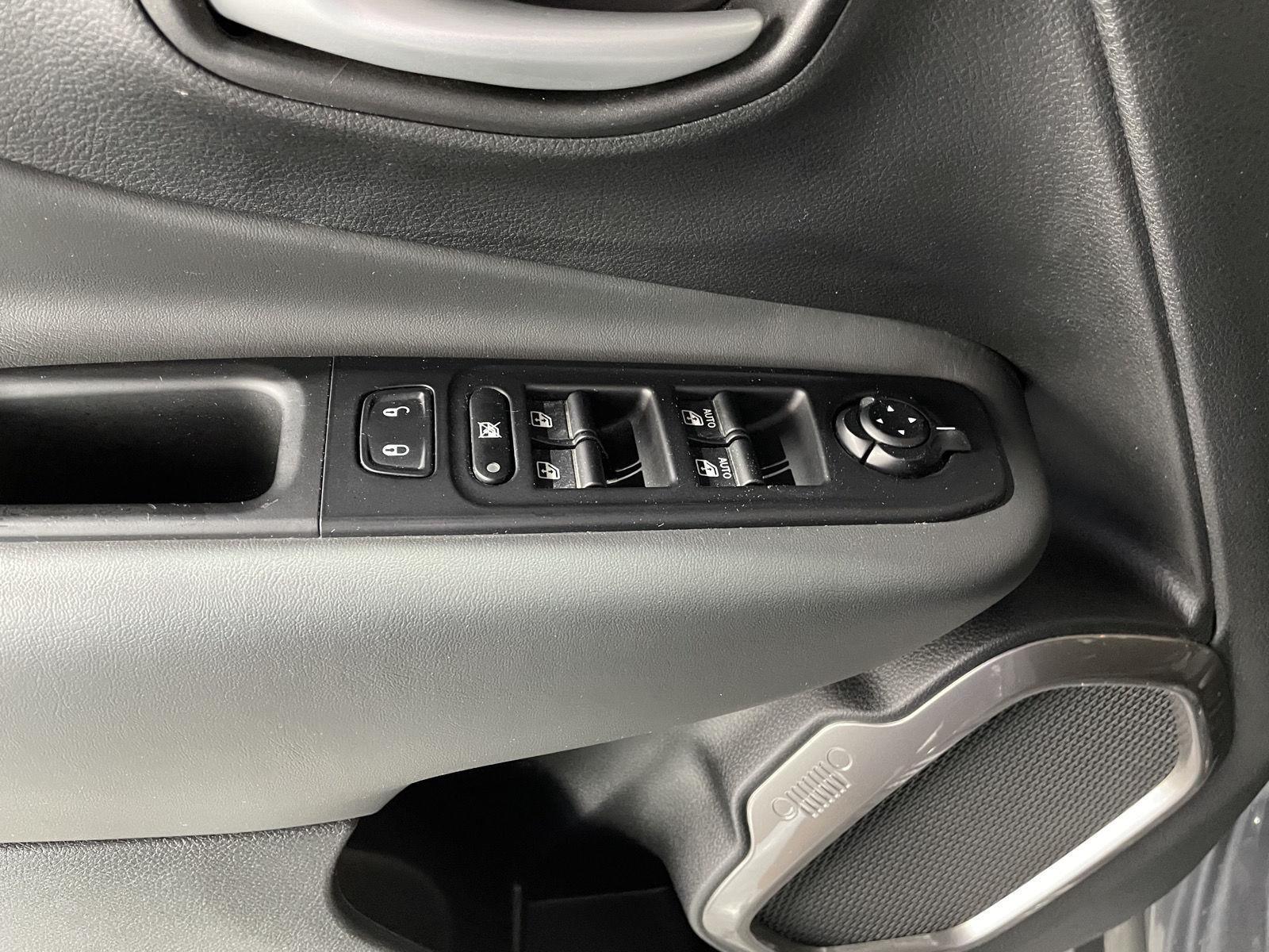 Vehicle photo 18