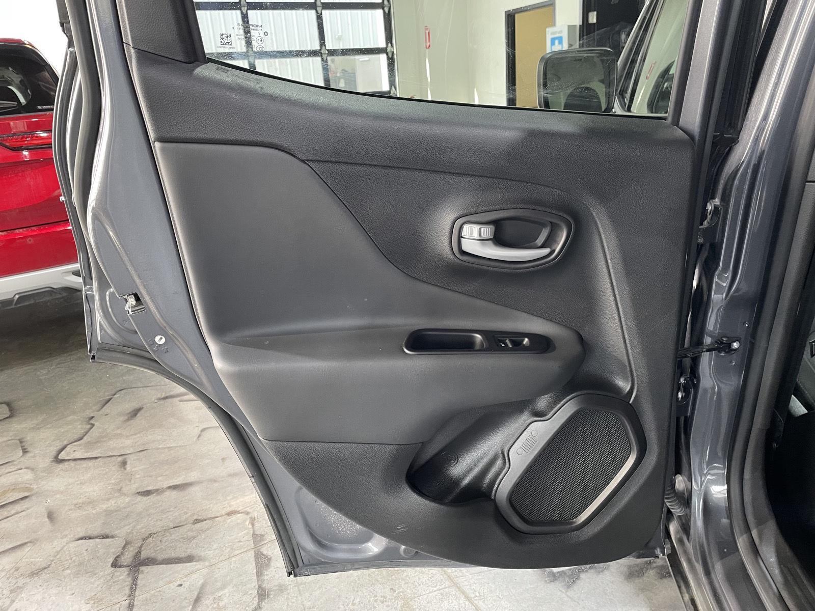 Vehicle photo 23
