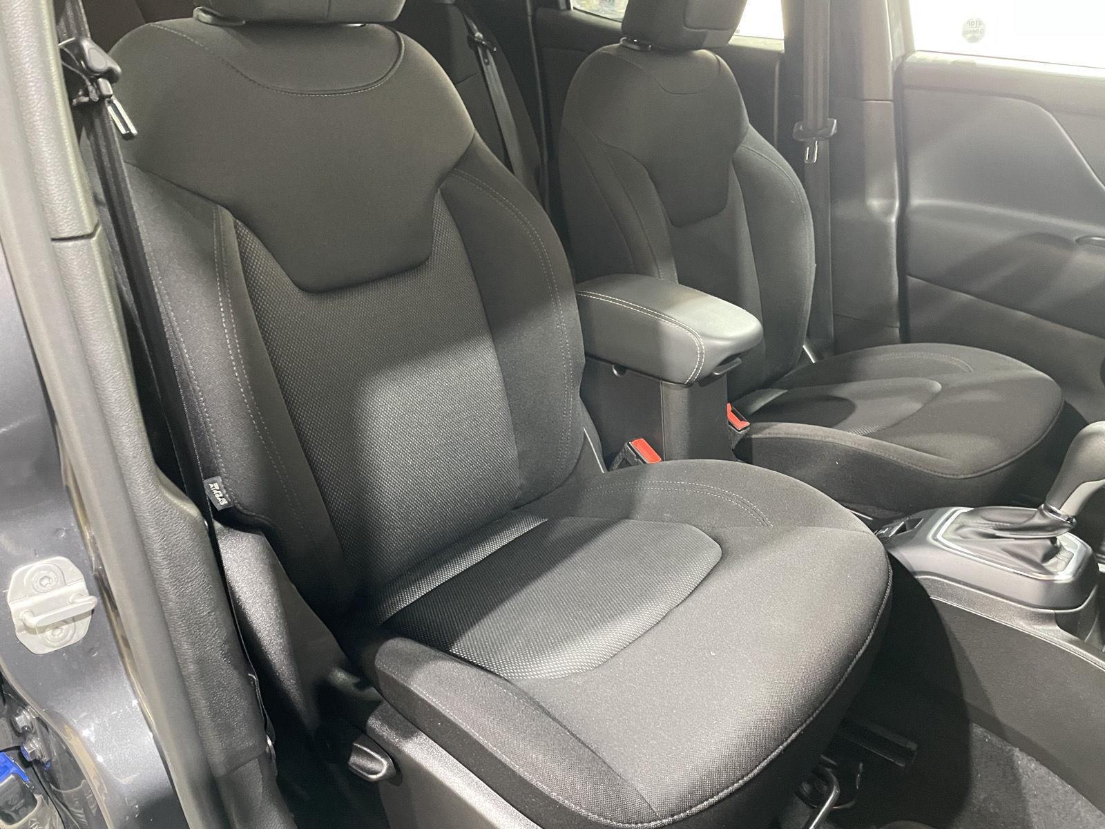Vehicle photo 29