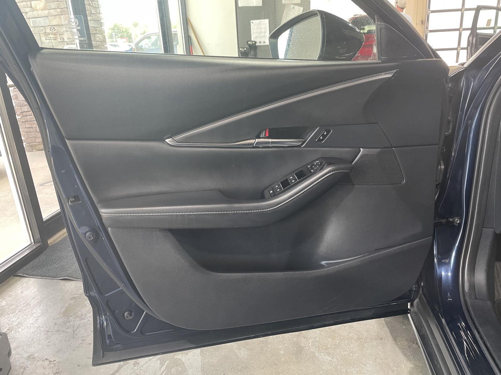 Vehicle photo 17