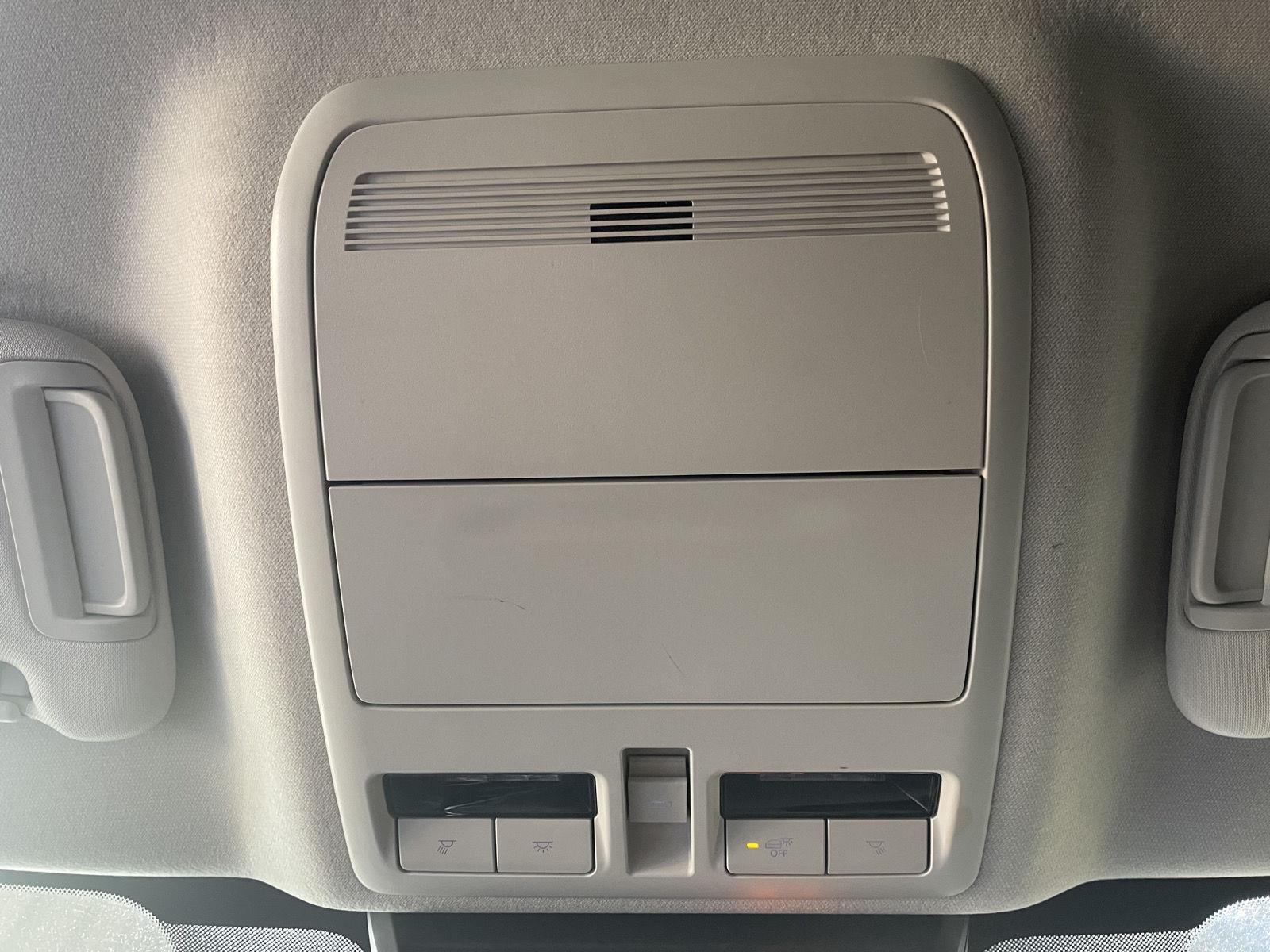 Vehicle photo 30