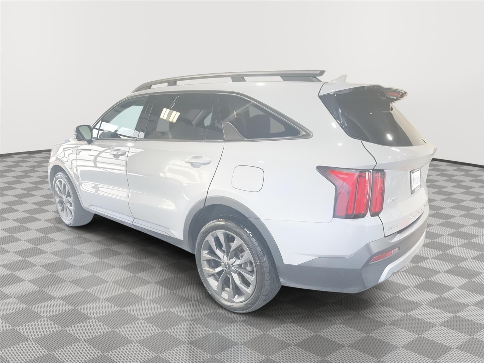 Vehicle photo 9
