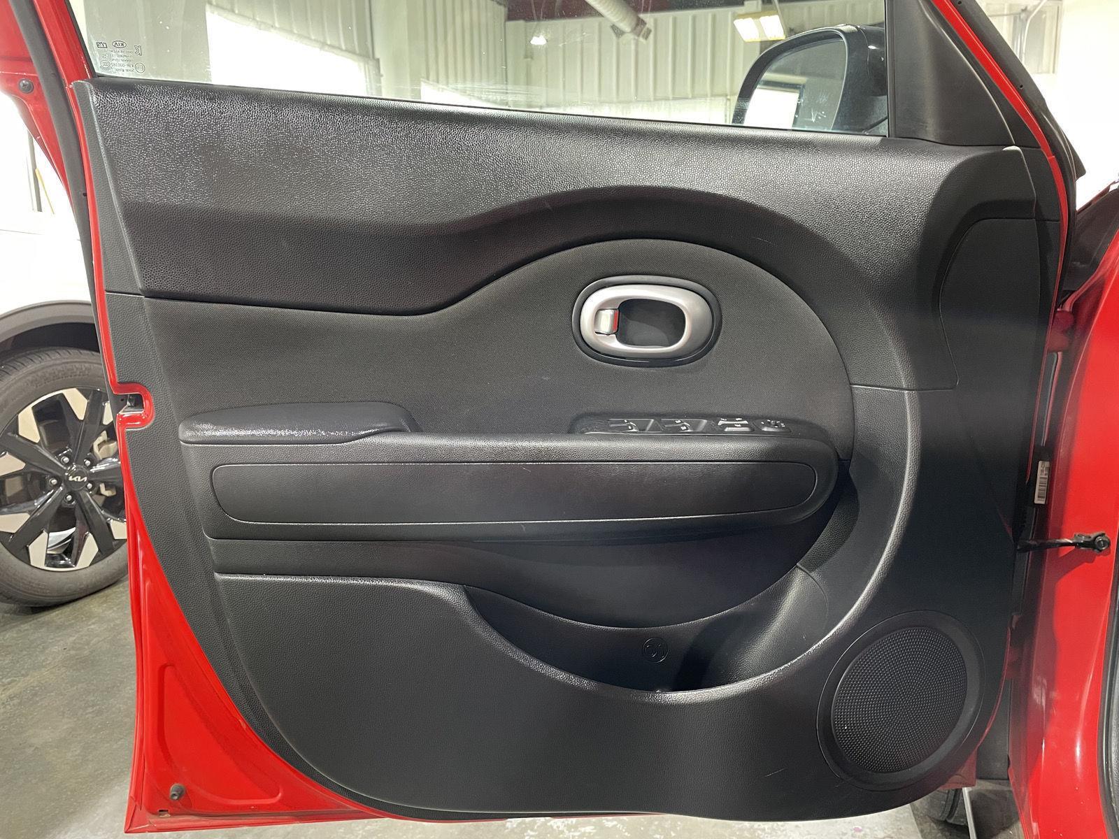 Vehicle photo 12