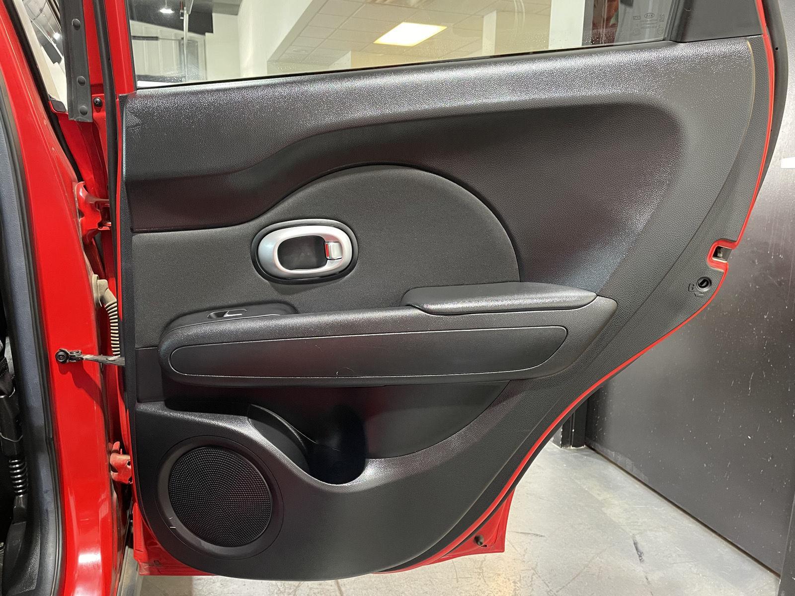 Vehicle photo 17