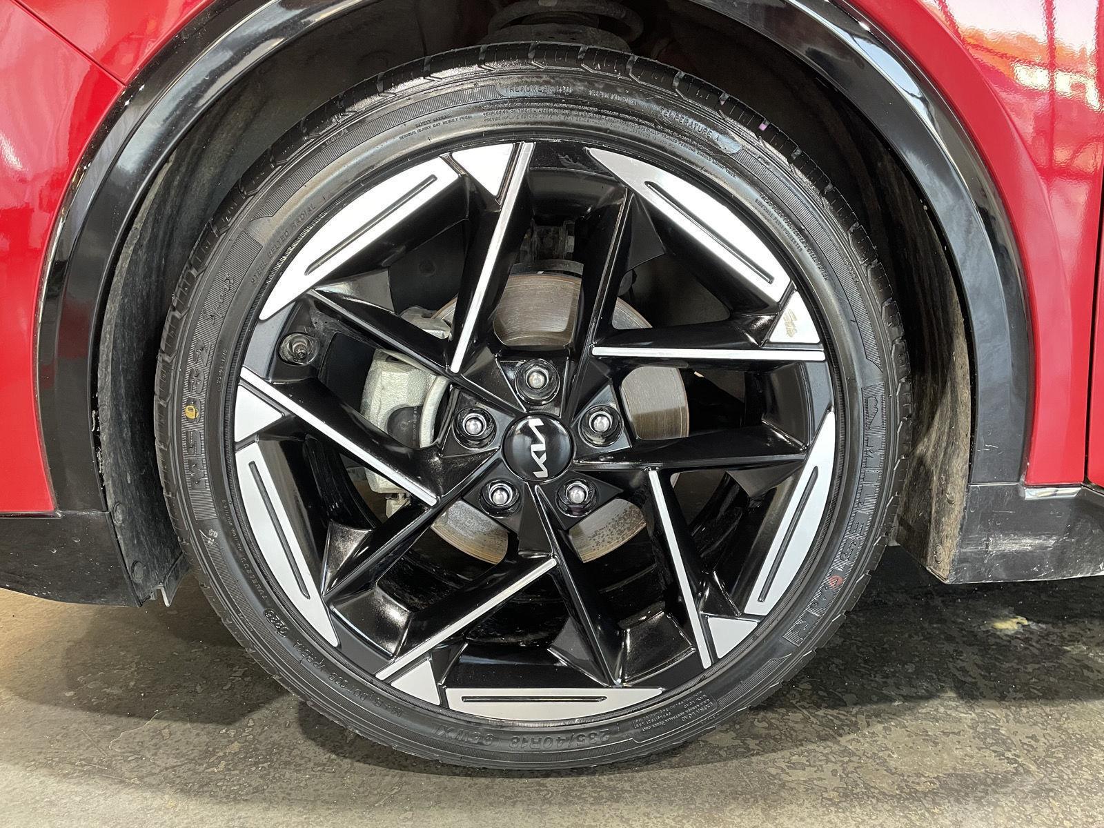 Vehicle photo 9