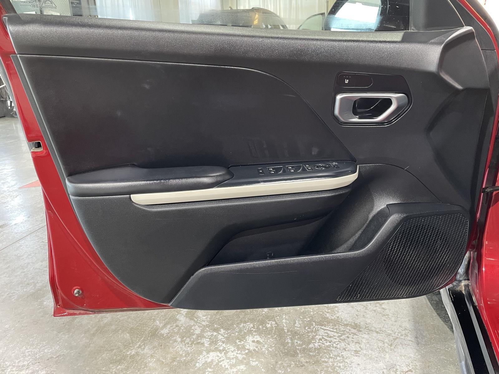 Vehicle photo 11
