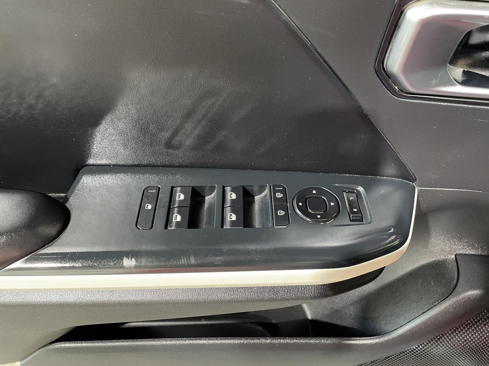 Vehicle photo 13