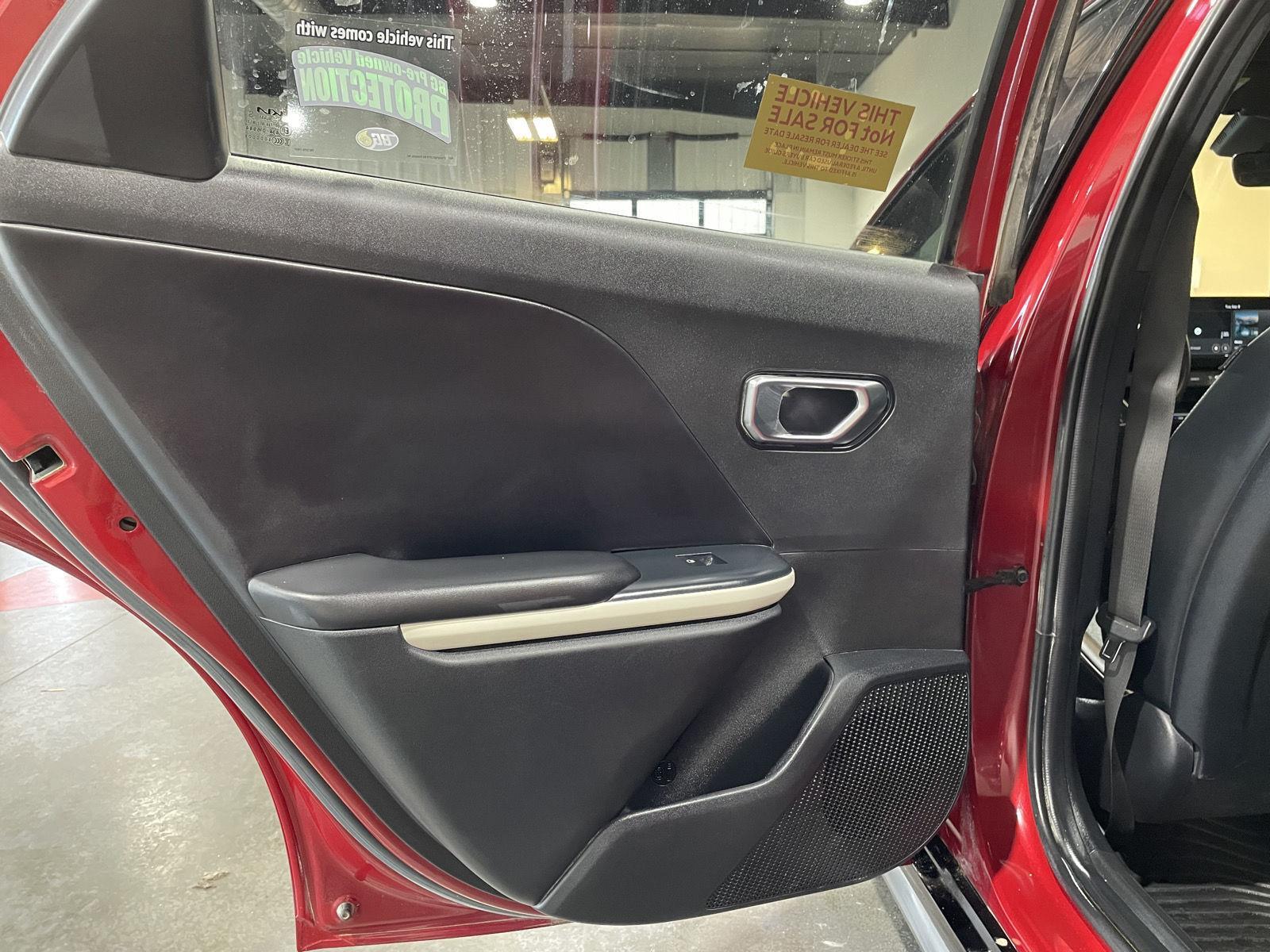 Vehicle photo 14