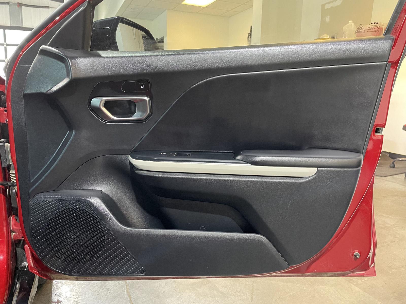 Vehicle photo 18