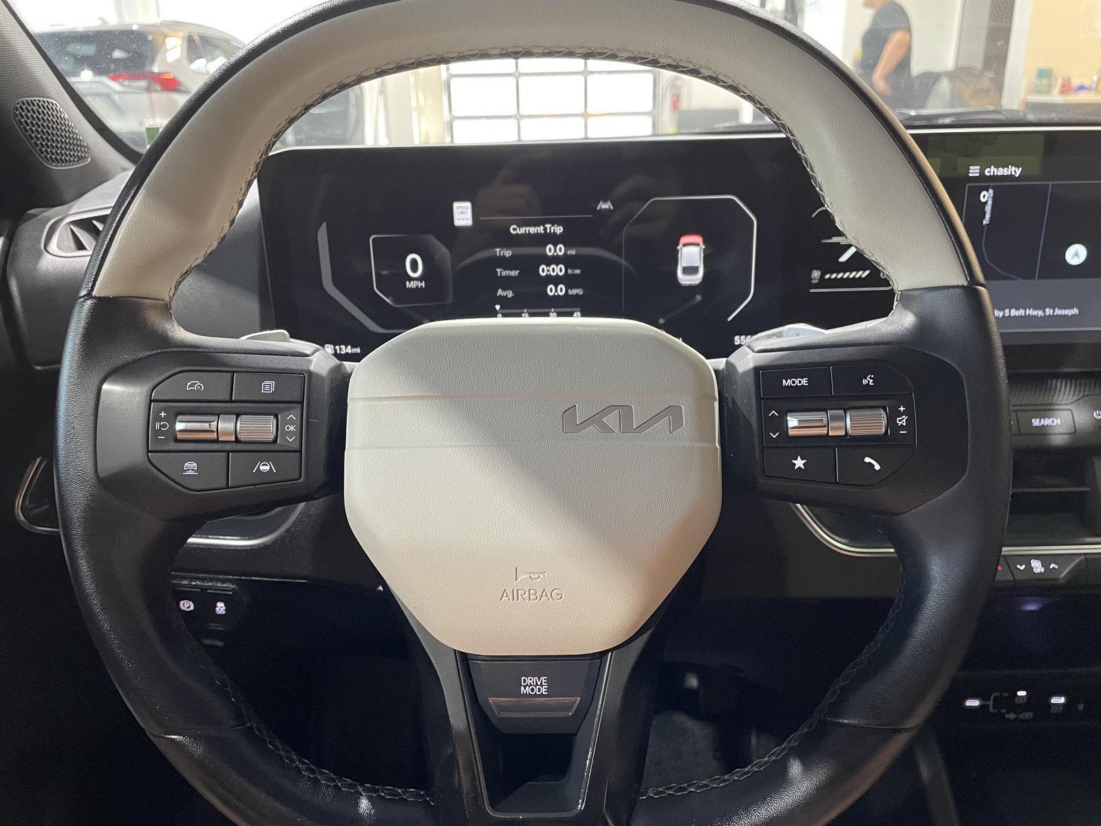 Vehicle photo 23