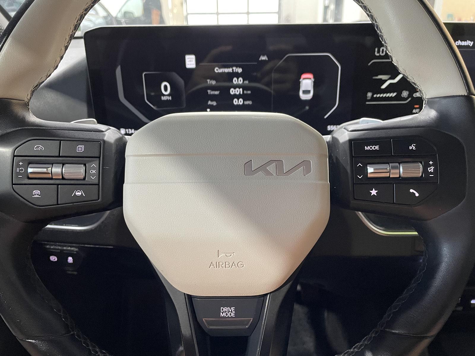 Vehicle photo 24
