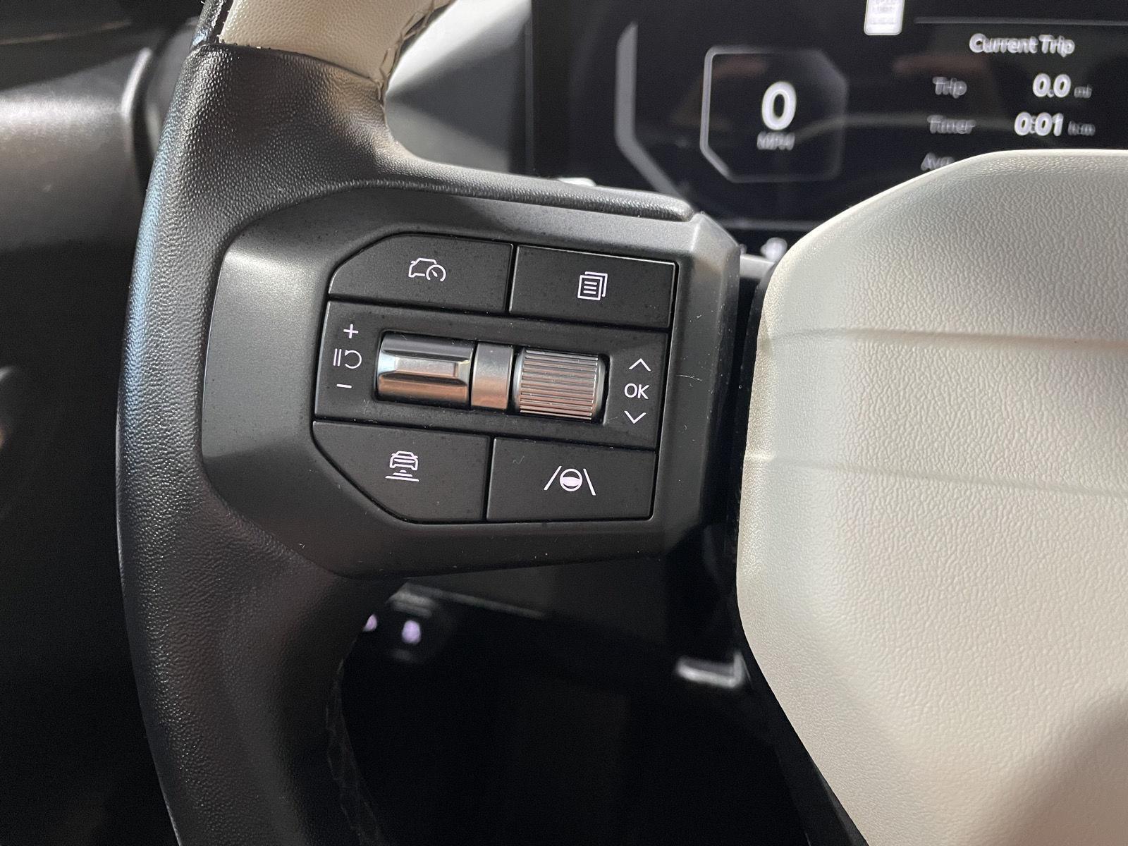 Vehicle photo 25