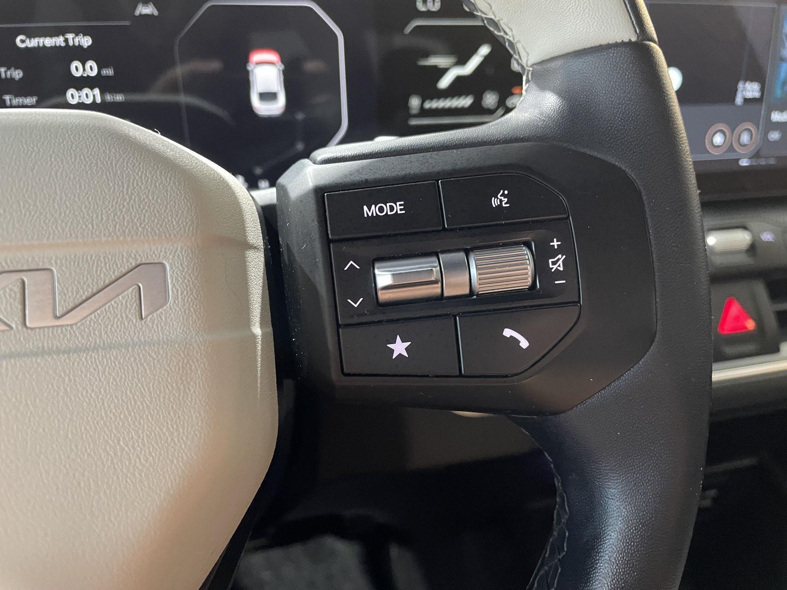 Vehicle photo 26