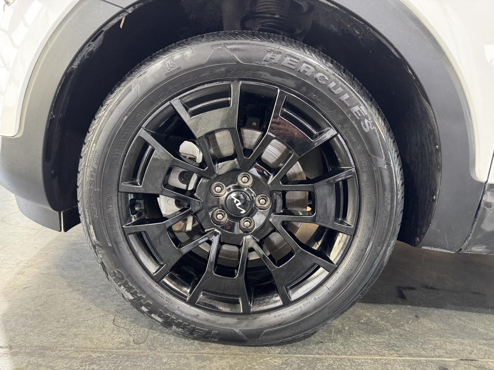 Vehicle photo 9
