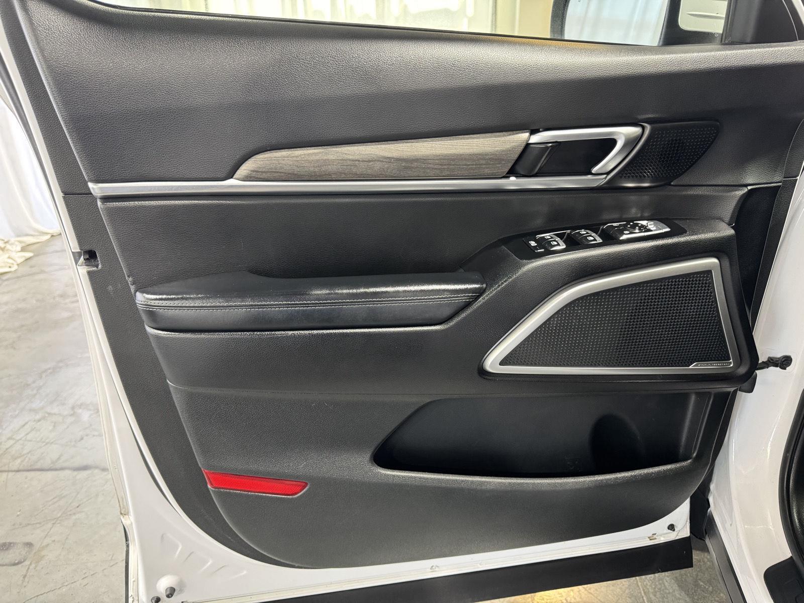 Vehicle photo 15