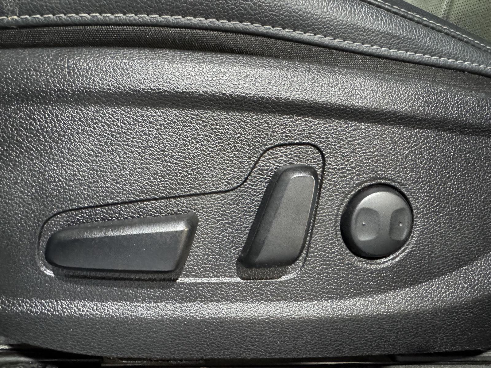 Vehicle photo 18