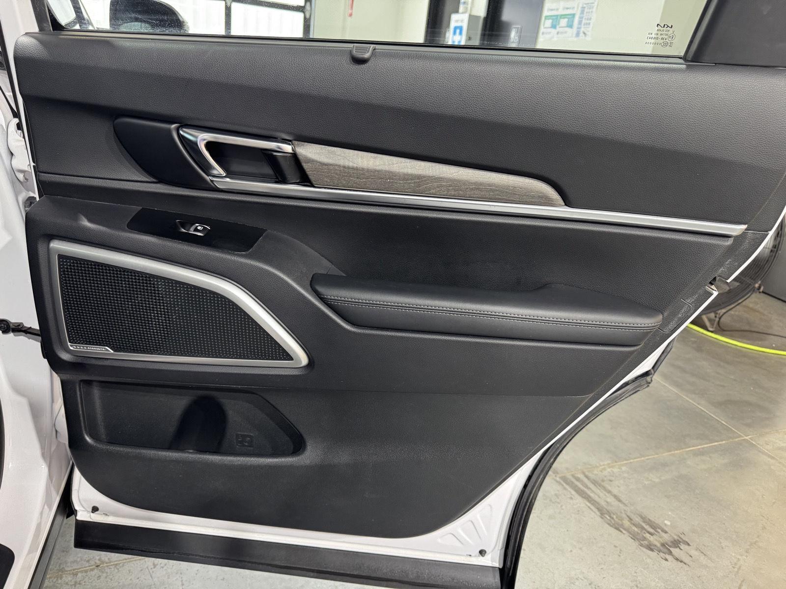 Vehicle photo 25