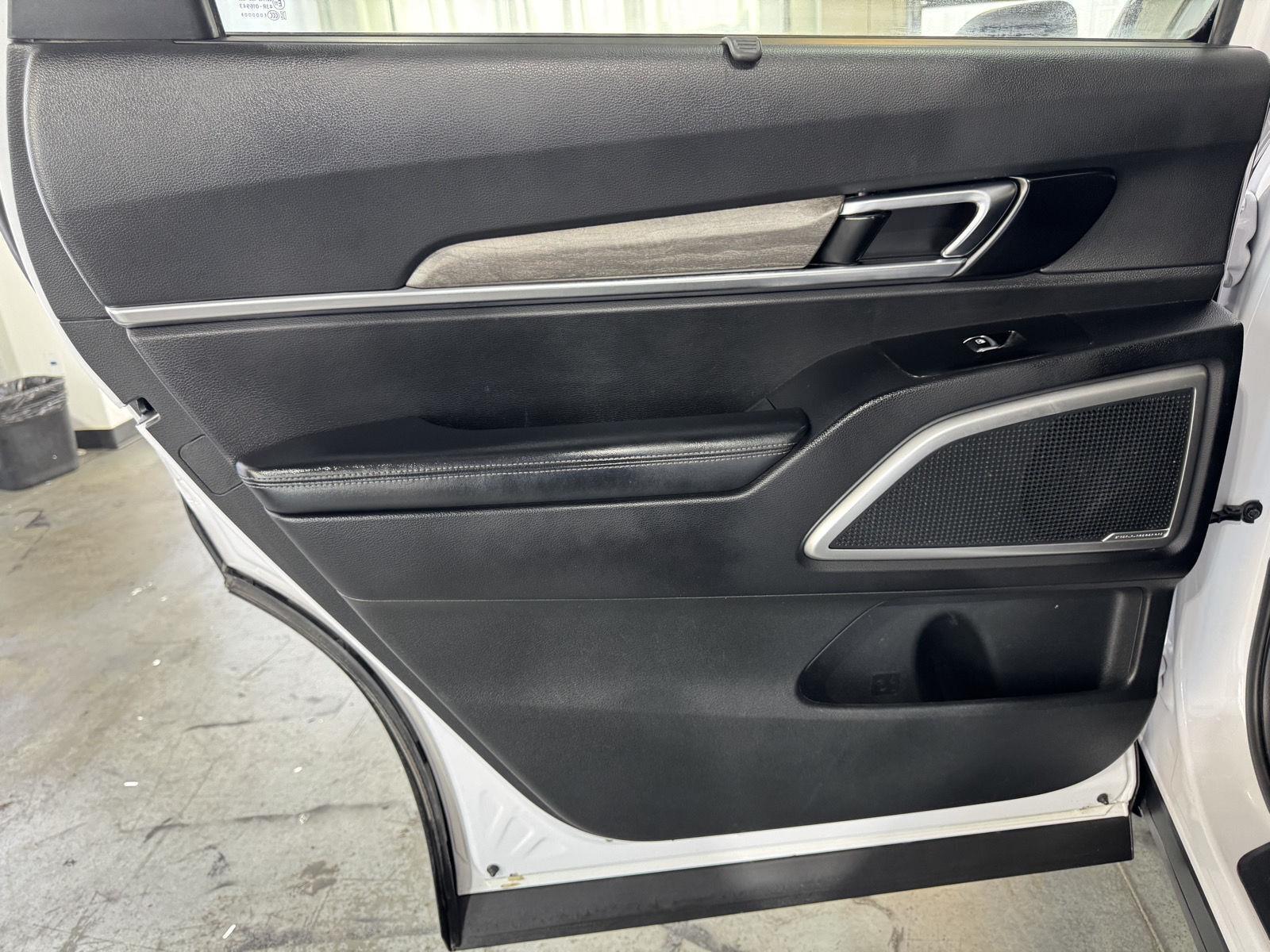 Vehicle photo 28