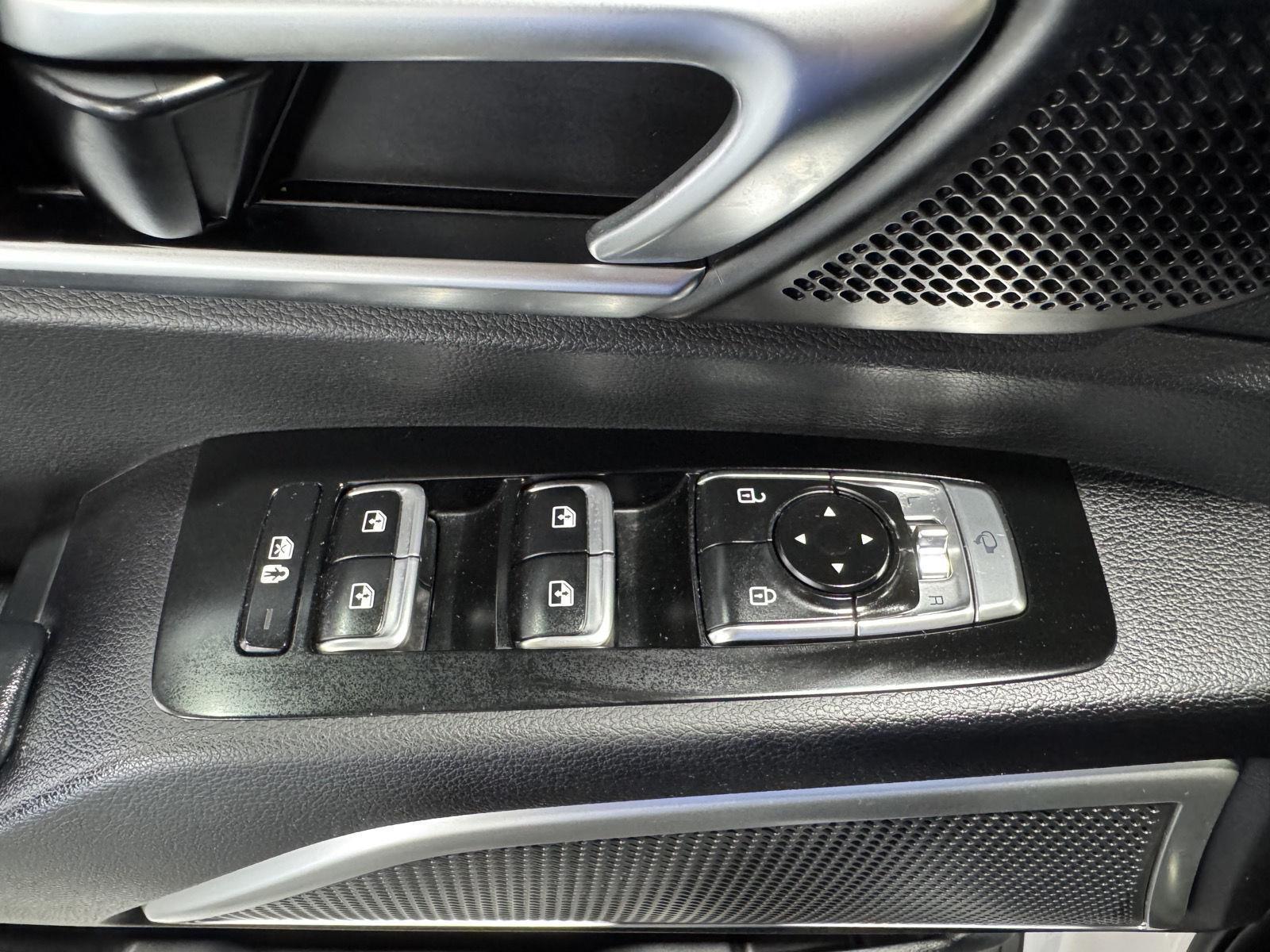 Vehicle photo 33