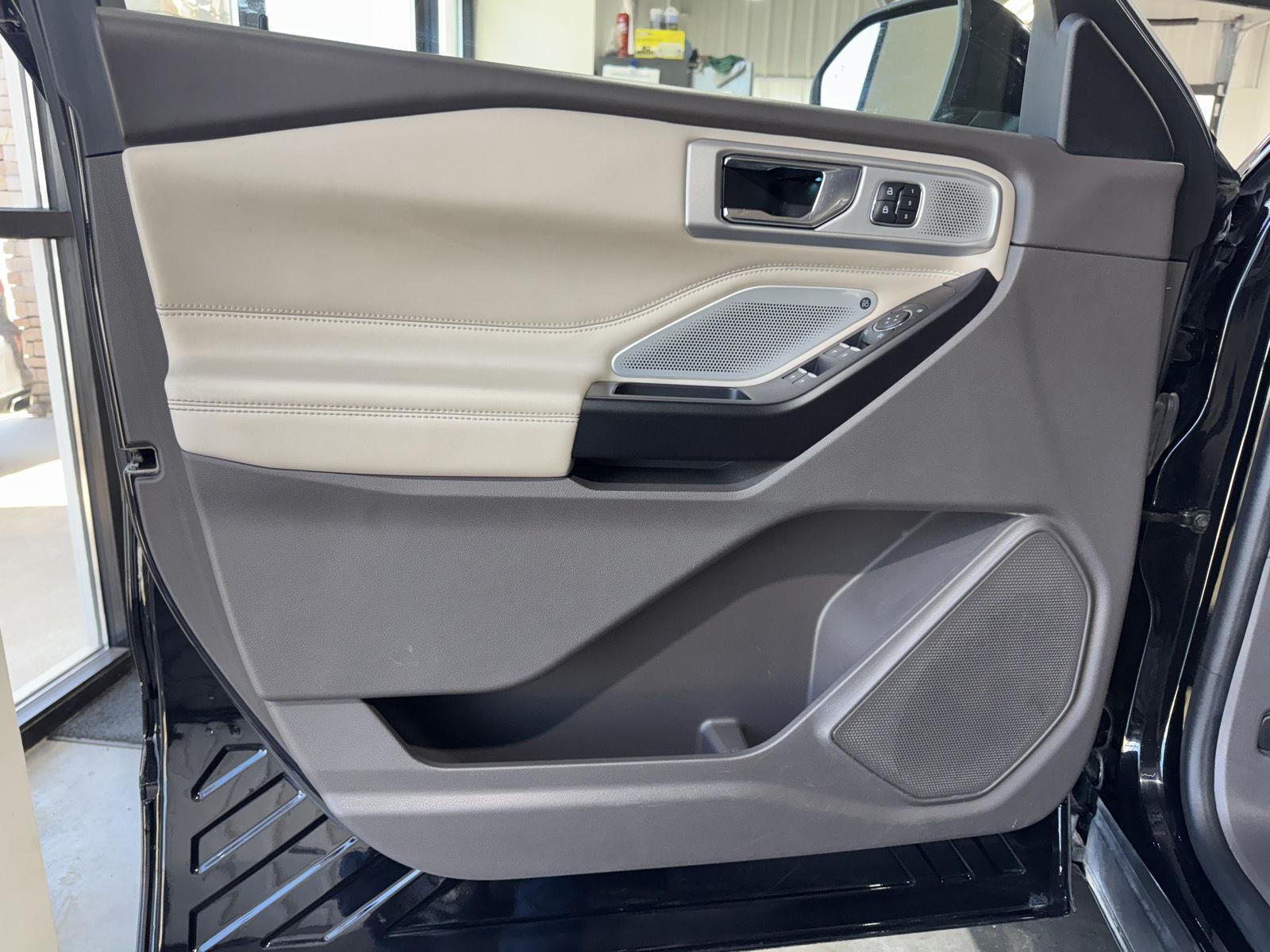 Vehicle photo 15