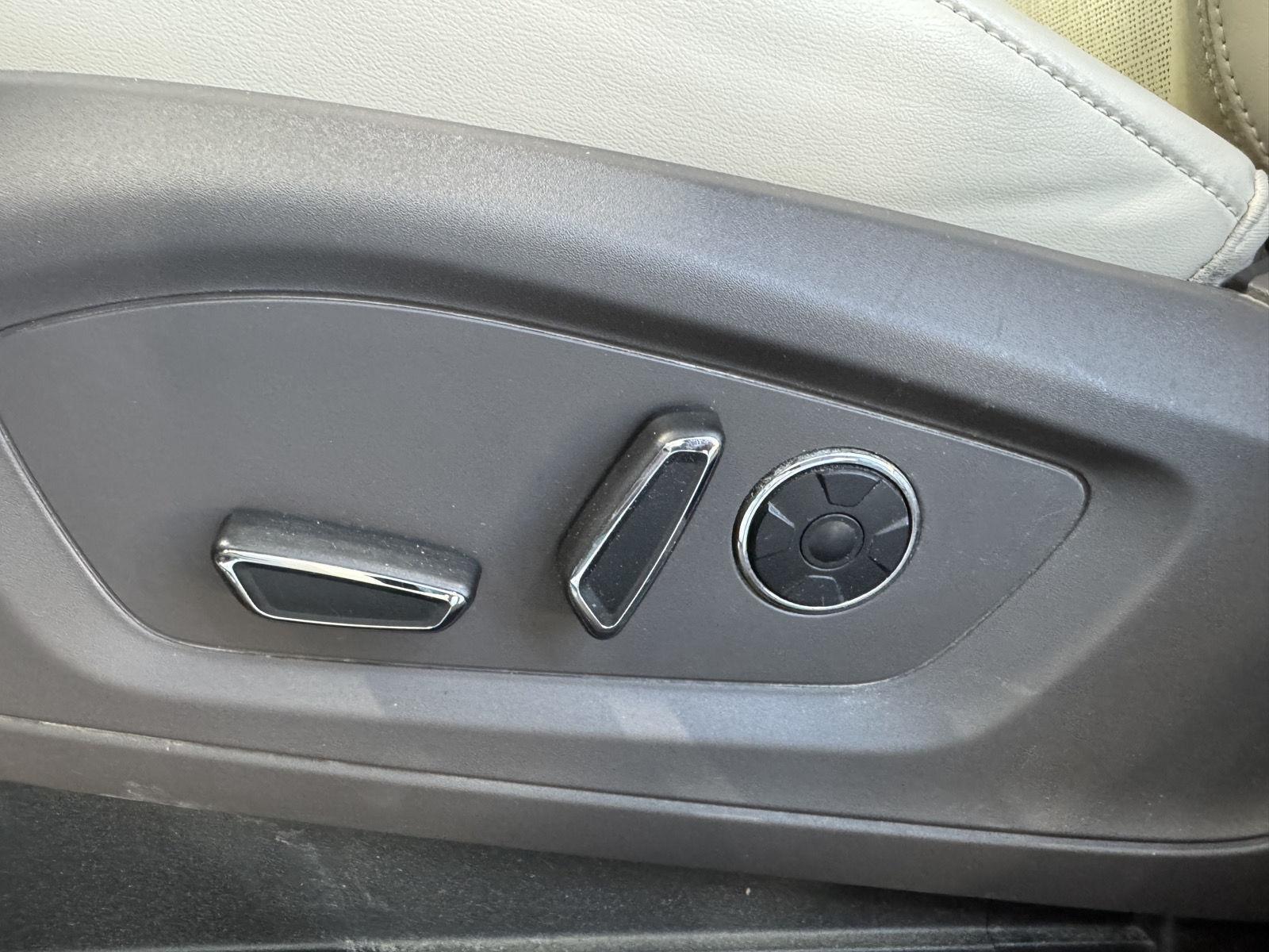 Vehicle photo 19