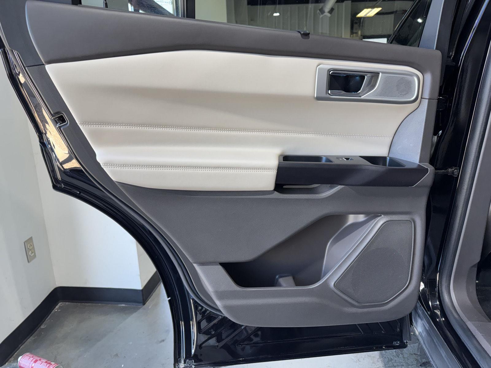 Vehicle photo 25