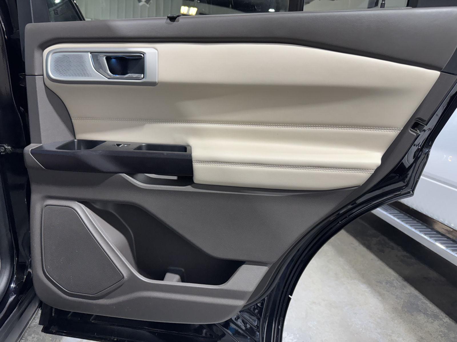 Vehicle photo 28