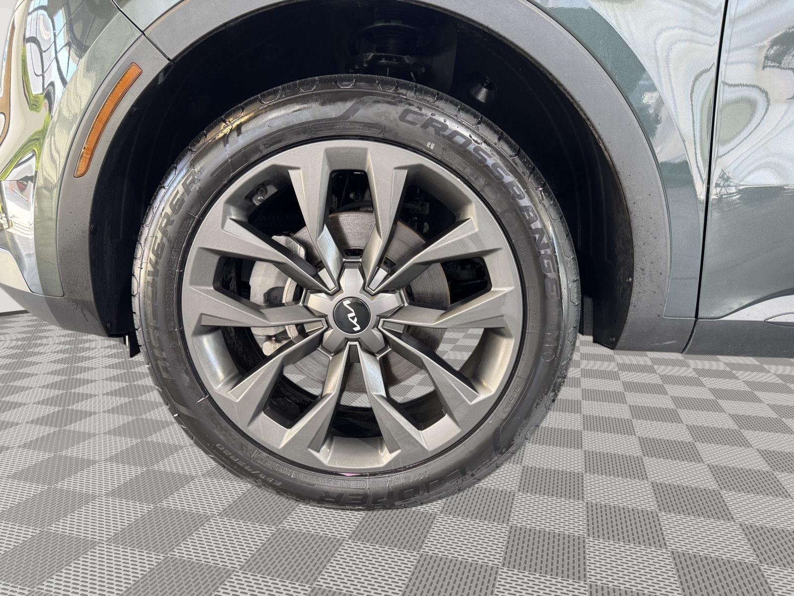 Vehicle photo 11