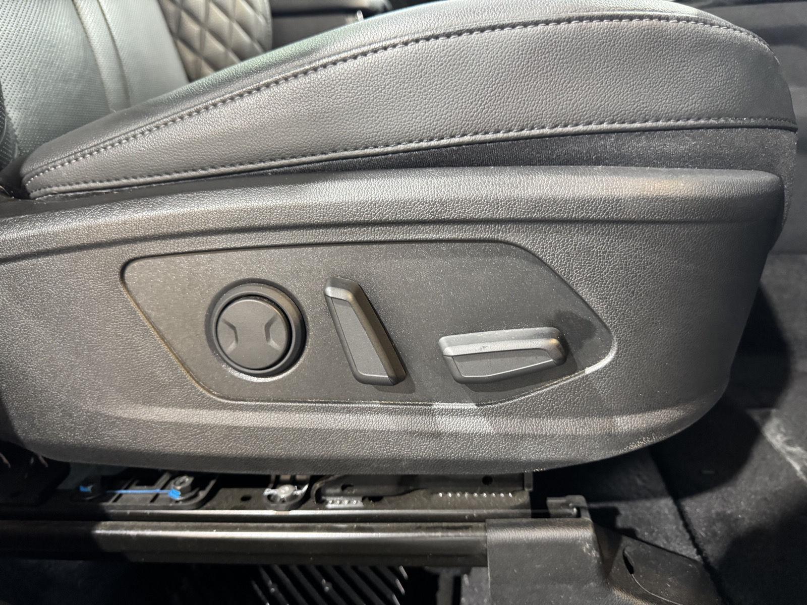 Vehicle photo 26