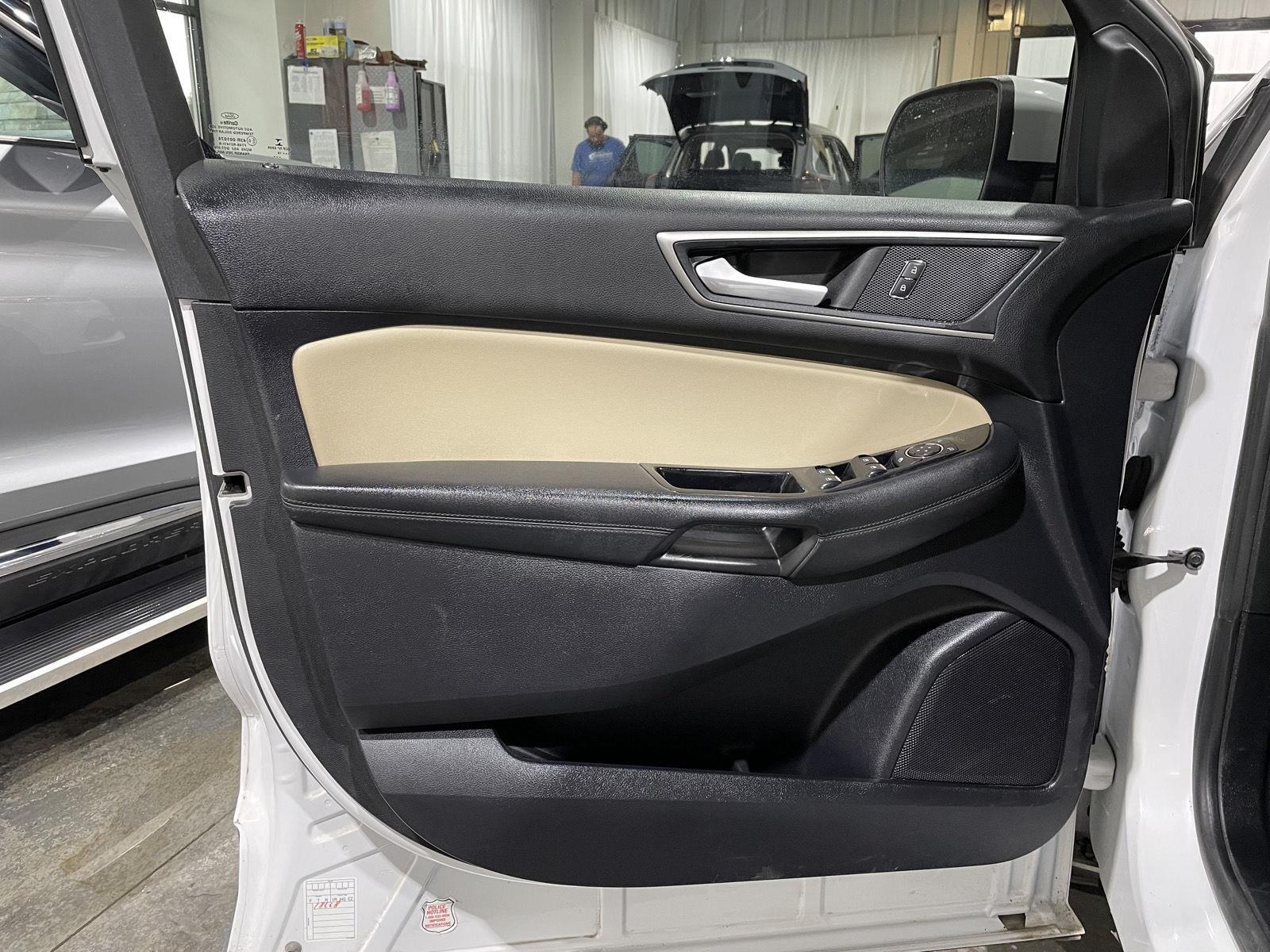 Vehicle photo 12