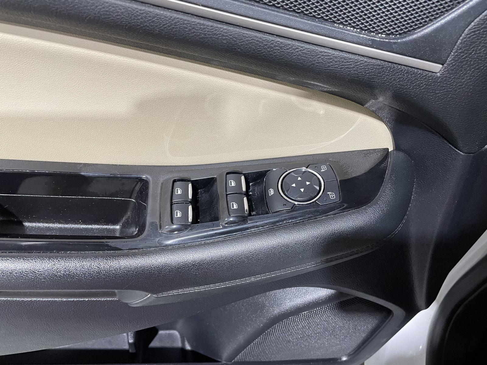 Vehicle photo 13