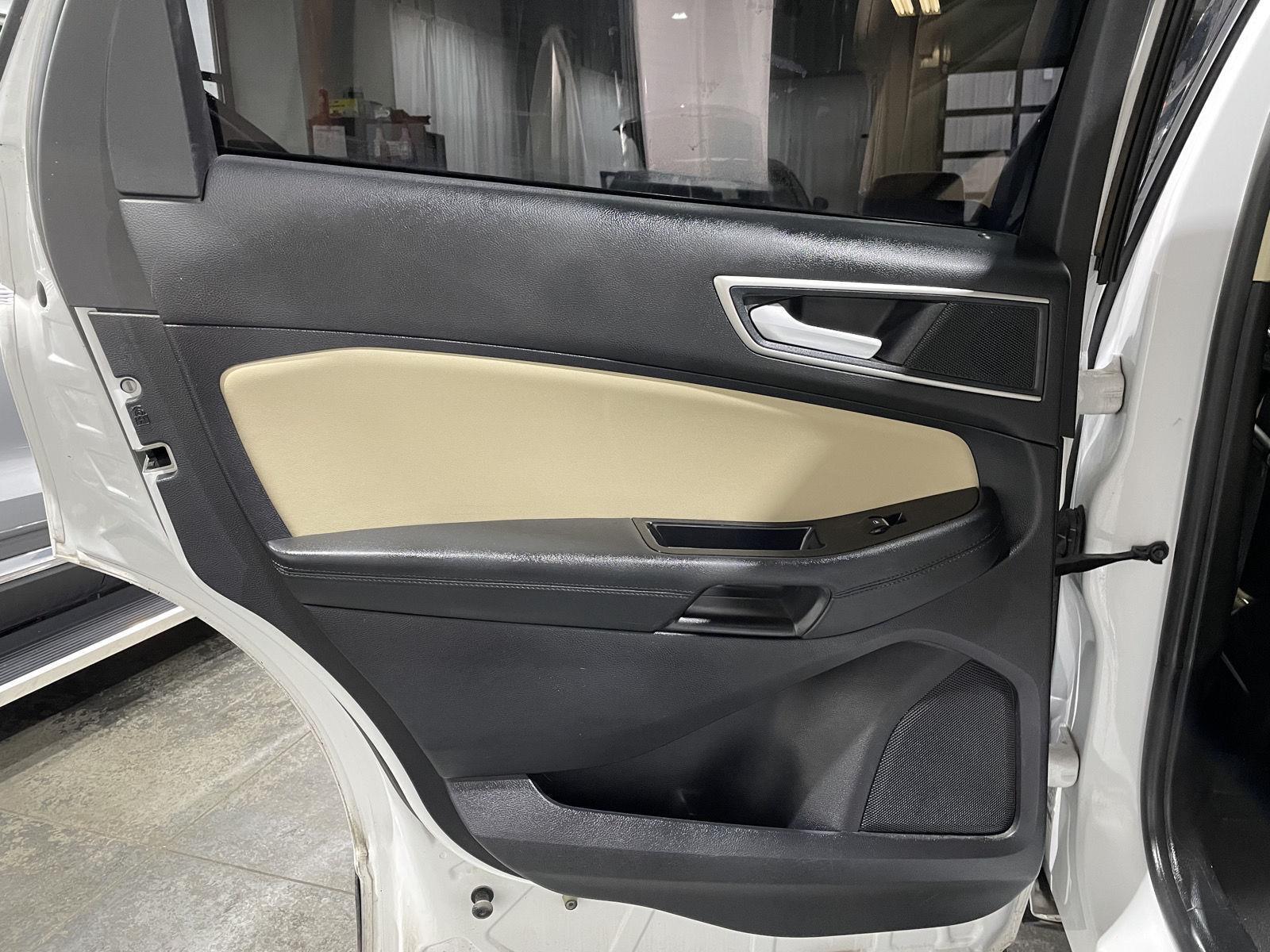 Vehicle photo 14