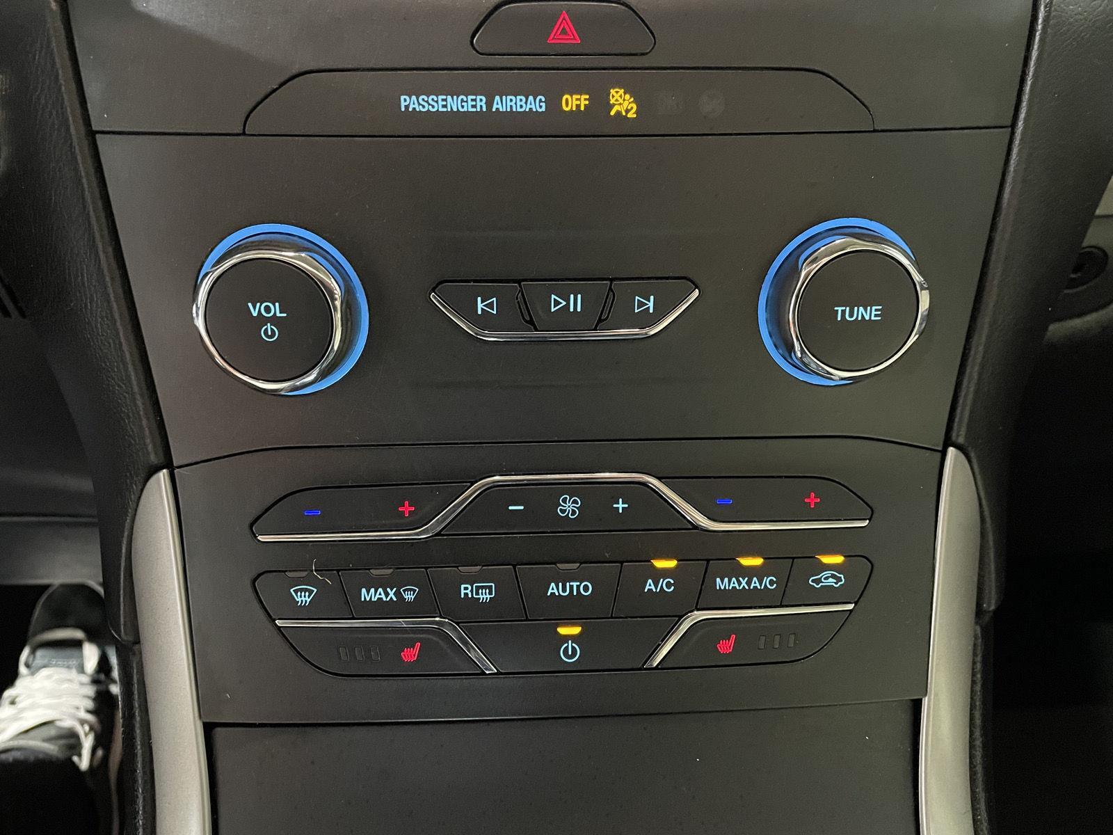 Vehicle photo 30