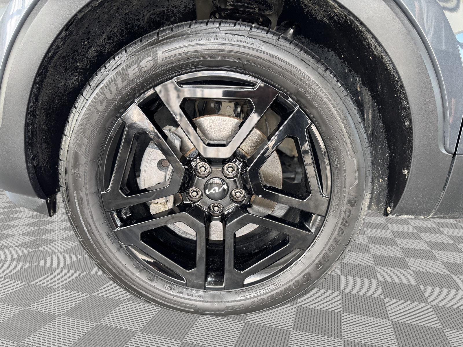 Vehicle photo 11