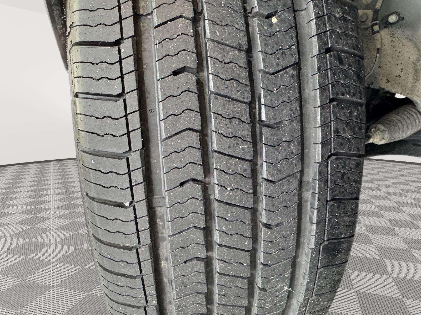 Vehicle photo 12