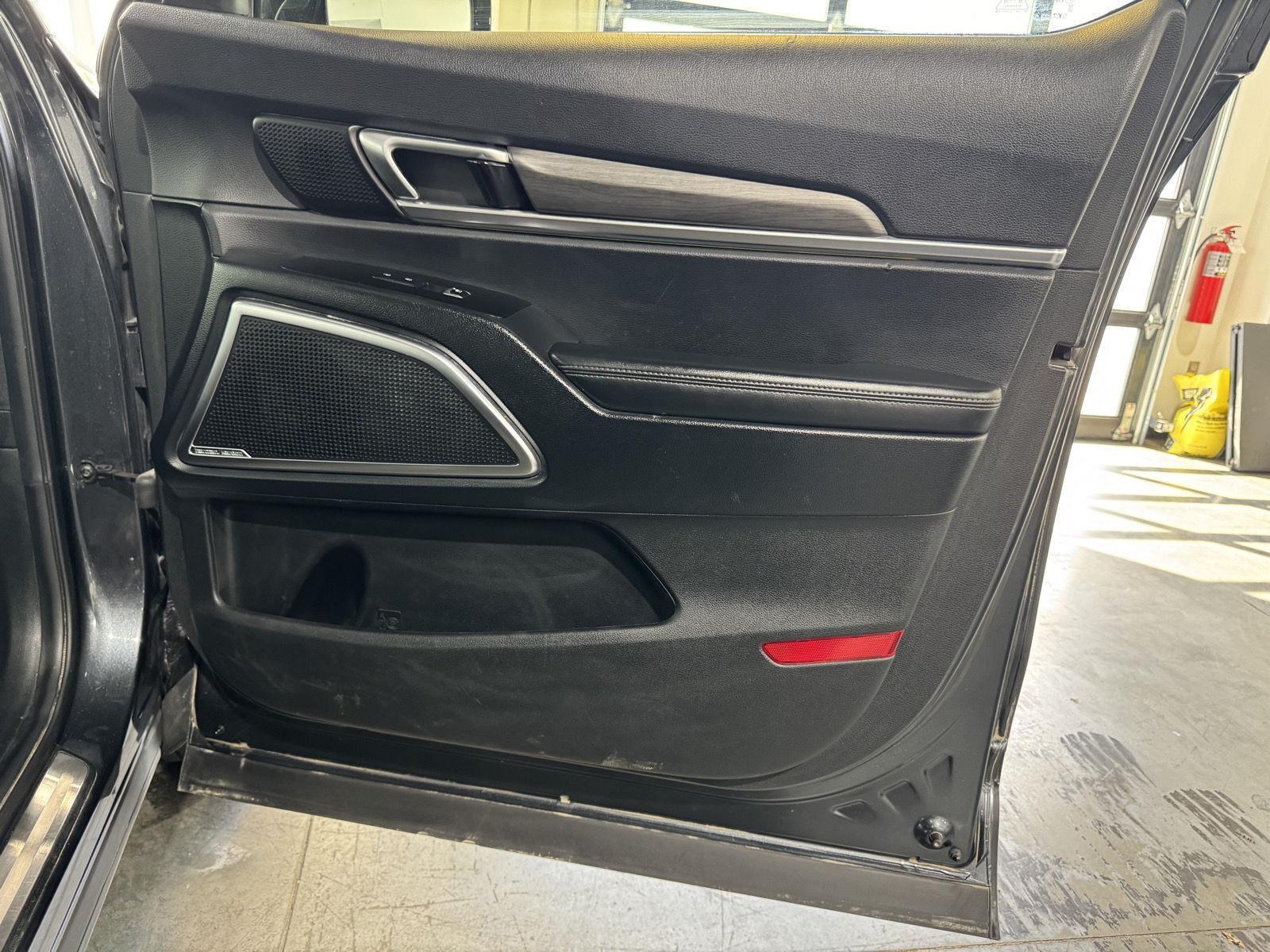 Vehicle photo 24
