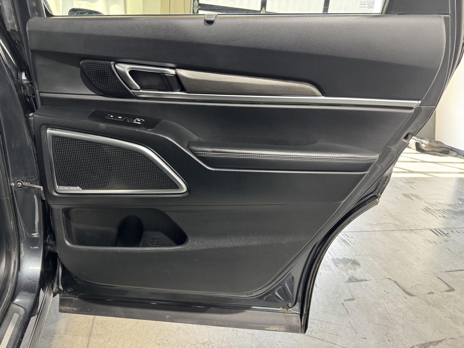 Vehicle photo 28