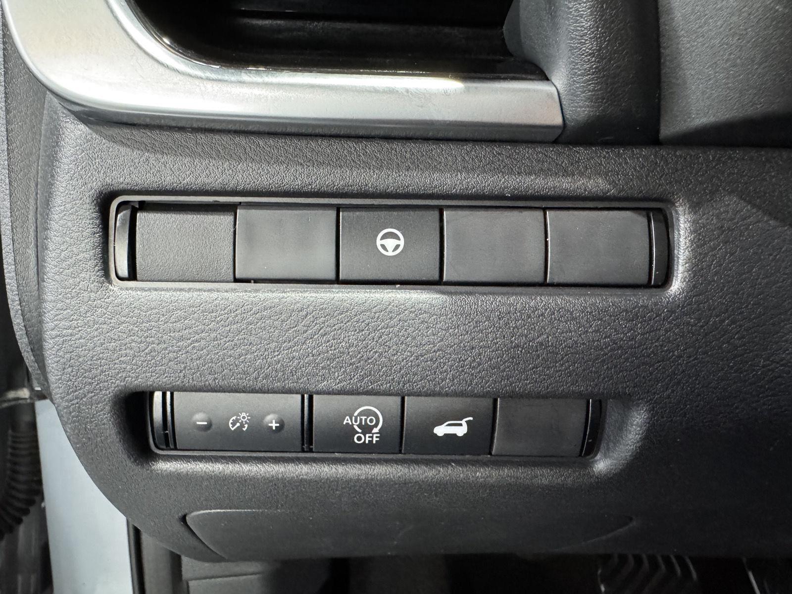 Vehicle photo 17