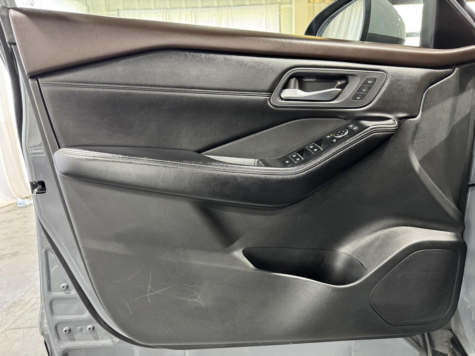 Vehicle photo 18