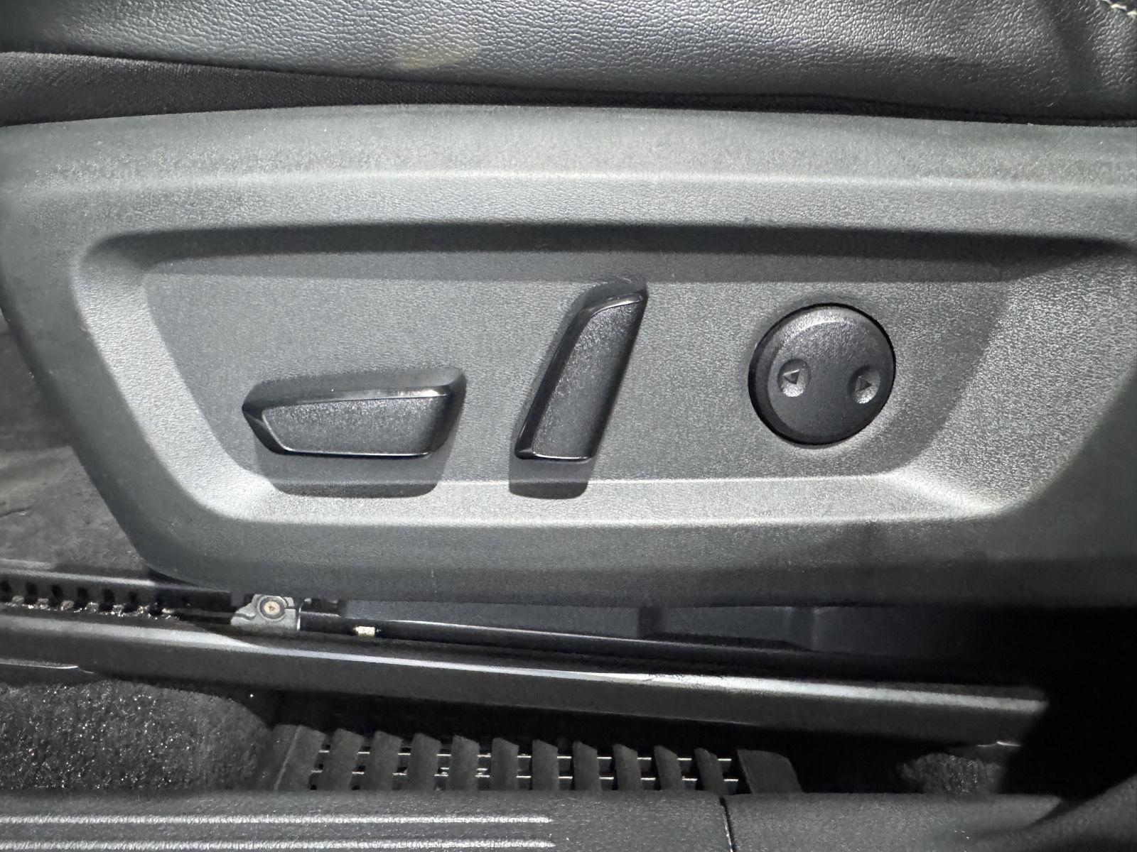 Vehicle photo 21