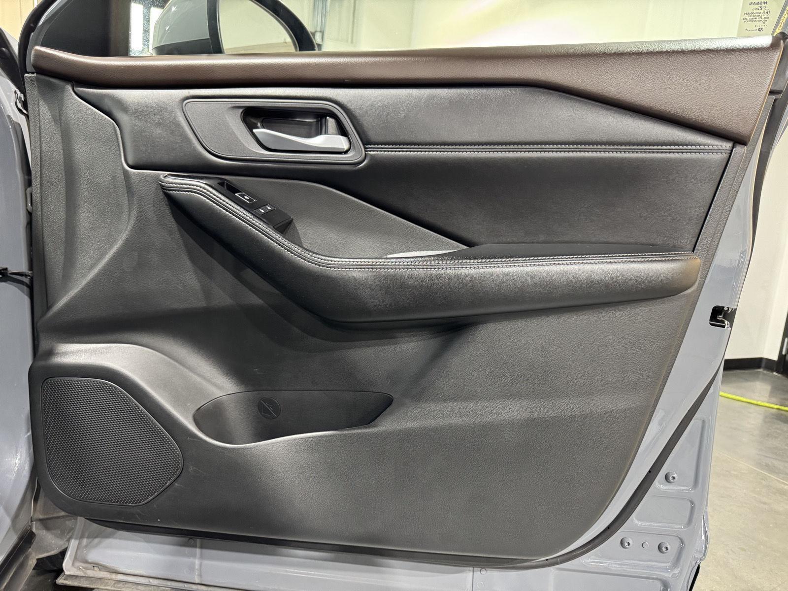 Vehicle photo 24